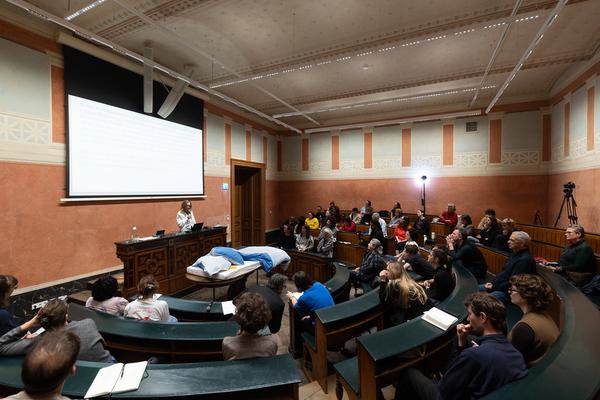 Salon Futur: &quot;From Burnout to Siesta&quot;  (Anatomiesaal Akademie, 10.11.2025) Foto: eSeL.at - Lorenz Seidler