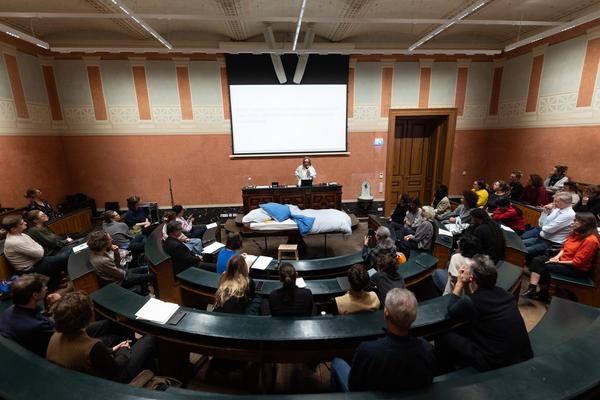 Salon Futur: &quot;From Burnout to Siesta&quot;  (Anatomiesaal Akademie, 10.11.2025) Foto: eSeL.at - Lorenz Seidler