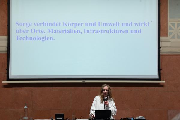 Salon Futur: &quot;From Burnout to Siesta&quot;  (Anatomiesaal Akademie, 10.11.2025) Foto: eSeL.at - Lorenz Seidler