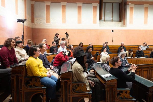 Salon Futur: &quot;From Burnout to Siesta&quot;  (Anatomiesaal Akademie, 10.11.2025) Foto: eSeL.at - Lorenz Seidler