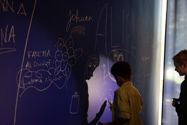 &quot;Schattenfänger&quot; Robert Gabris, Iva Ivanova, Natalia Dominguez Rangel, Theodor Moise. Kuratiert von Lorena Moreno Vera (Kinder Kunst Labor St. Pölten, 19.9.2025 - 8.2.2026) Foto: eSeL.at - Lorenz Seidler