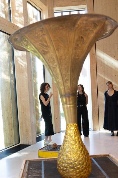 "Bienenstöcke" von Natalia Dominguez Rangel @"Schattenfänger" Robert Gabris, Iva Ivanova, Theodor Moise. Kuratiert von Lorena Moreno Vera (Kinder Kunst Labor St. Pölten, 19.9.2025 - 8.2.2026) Foto: eSeL.at - Lorenz Seidler