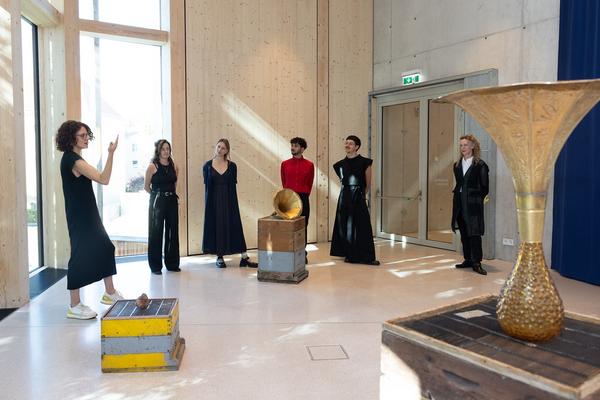 "Bienenstöcke" von Natalia Dominguez Rangel @"Schattenfänger" Robert Gabris, Iva Ivanova, Theodor Moise. Kuratiert von Lorena Moreno Vera (Kinder Kunst Labor St. Pölten, 19.9.2025 - 8.2.2026) Foto: eSeL.at - Lorenz Seidler