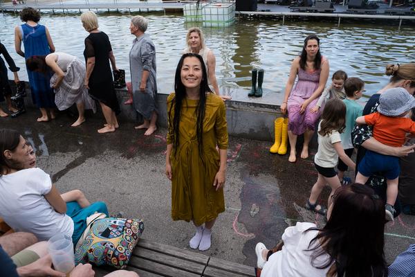 Tangente St. Pölten: Stadt Land Fluss: Seebühne - Atelier II · Performance im Wasser - (22.6.2024) Foto: eSeL.at - Sarah Tasha Hauber Foto: Sarah Tasha Hauber