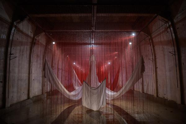 Chiharu Shiota – Wo sind wir jetzt? (KZ-Gedenkstätte Ebensee, Kulturhauptstadt Europas Bad Ischl Salzkammergut 2024) Foto: eSeL.at - Joanna Pianka