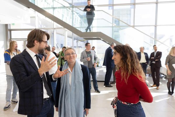 Eröffnung "Shaping Tomorrow´s World" - Wall Drawing by ThinkVisual / Chiara de Eccher (AIT Artloop, 8.4.2026) Foto: eSeL.at - Lorenz Seidler