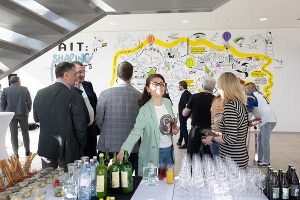 Eröffnung "Shaping Tomorrow´s World" - Wall Drawing by ThinkVisual / Chiara de Eccher (AIT Artloop, 8.4.2026) Foto: eSeL.at - Lorenz Seidler