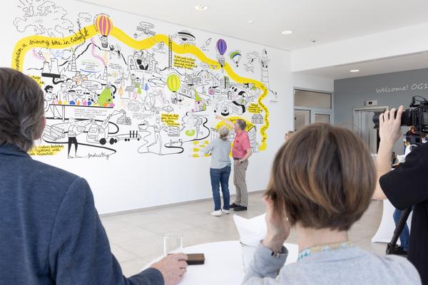 Eröffnung "Shaping Tomorrow´s World" - Wall Drawing by ThinkVisual / Chiara de Eccher (AIT Artloop, 8.4.2026) Foto: eSeL.at - Lorenz Seidler