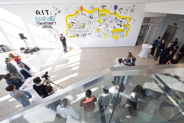 Eröffnung "Shaping Tomorrow´s World" - Wall Drawing by ThinkVisual / Chiara de Eccher (AIT Artloop, 8.4.2026) Foto: eSeL.at - Lorenz Seidler