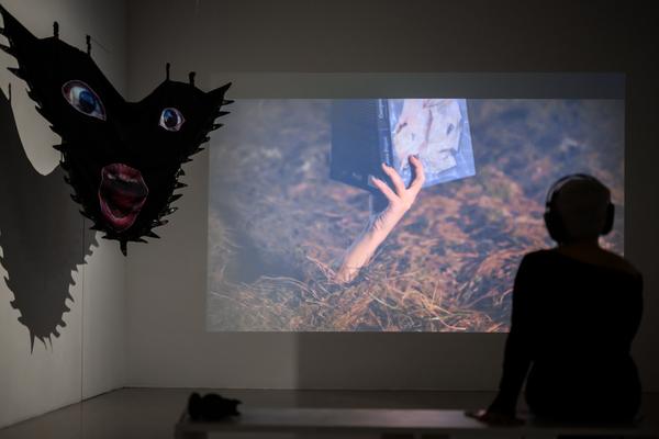 She, Who Dwells in the Shadows (Kunstraum Niederoesterreich, 12.03. - 09.05.2026) Foto: eSeL.at - Joanna Pianka