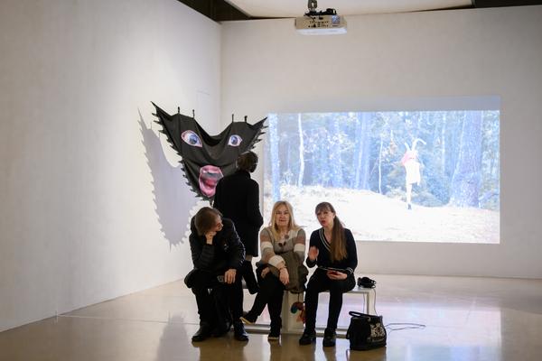 She, Who Dwells in the Shadows (Kunstraum Niederoesterreich, 12.03. - 09.05.2026) Foto: eSeL.at - Joanna Pianka