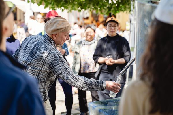 Shhh… Zuhören mit Wasser (Yppenplatz, 02.05.2026) Foto: eSeL.at - Robert Puteanu