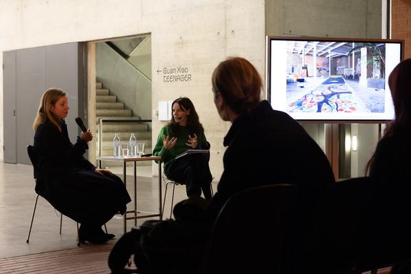 VIENNA ART WEEK: Sophie von Hellermann im Gespräch mit Michelle Cotton (Kunsthalle Wien, 11.11.2025) Foto: eSeL.at - Lorenz Seidler