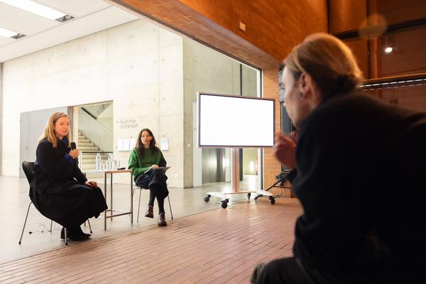 VIENNA ART WEEK: Sophie von Hellermann im Gespräch mit Michelle Cotton (Kunsthalle Wien, 11.11.2025) Foto: eSeL.at - Lorenz Seidler