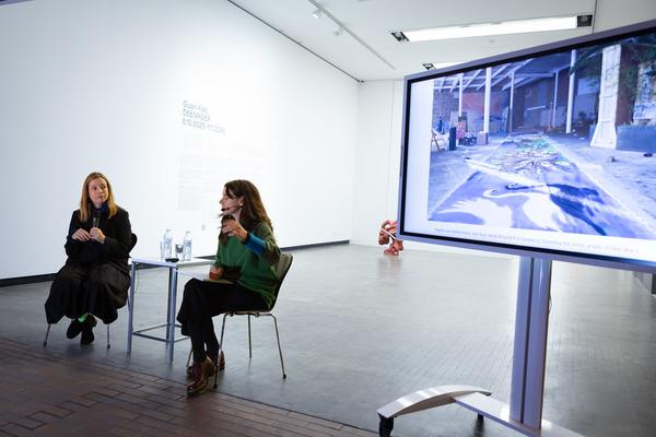 VIENNA ART WEEK: Sophie von Hellermann im Gespräch mit Michelle Cotton (Kunsthalle Wien, 11.11.2025) Foto: eSeL.at - Lorenz Seidler