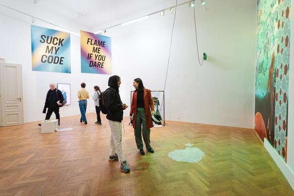 SUCK MY CODE! (Akademie der bildenden Künste / Exhibit Galerie, 05.11.2025 - 08.02.2026) Foto: eSeL.at - Robert Puteanu