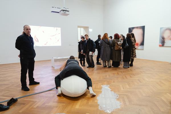 SUCK MY CODE! (Akademie der bildenden Künste / Exhibit Galerie, 05.11.2025 - 08.02.2026) Foto: eSeL.at - Robert Puteanu