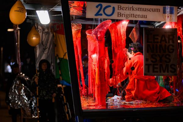 Juliana Herrero &quot;Tautropfen / Gotas de Rocío&quot; (Glaspavillon Bezirksmuseum Brigittenau, 12.11.2025) Foto: eSeL.at - Joanna Pianka