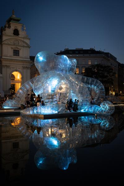 OCT.opus 25 - God´s Entertainment &quot;Tentakulärer Walzer / Tanze mit dem Besenstiel&quot; (Johann Strauss 2025 @ Karlsteich / Karlsplatz, 6.9.2025) Foto: eSeL.at - Lorenz Seidler