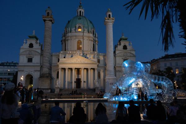 OCT.opus 25 - God´s Entertainment &quot;Tentakulärer Walzer / Tanze mit dem Besenstiel&quot; (Johann Strauss 2025 @ Karlsteich / Karlsplatz, 6.9.2025) Foto: eSeL.at - Lorenz Seidler