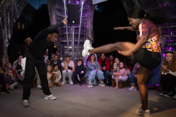OCT.opus 25 - God´s Entertainment &quot;Tentakulärer Walzer / Tanze mit dem Besenstiel&quot; (Johann Strauss 2025 @ Karlsteich / Karlsplatz, 6.9.2025) Foto: eSeL.at - Lorenz Seidler