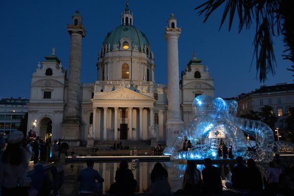 OCT.opus 25 - God´s Entertainment "Tentakulärer Walzer / Tanze mit dem Besenstiel" (Johann Strauss 2025 @ Karlsteich / Karlsplatz, 6.9.2025) Foto: eSeL.at - Lorenz Seidler