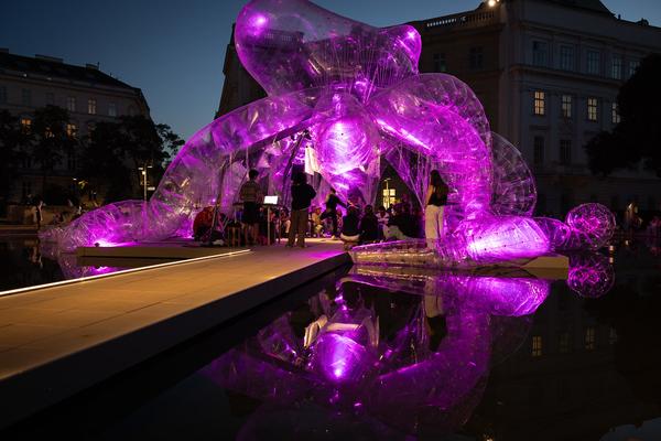 OCT.opus 25 - God´s Entertainment "Tentakulärer Walzer / Tanze mit dem Besenstiel" (Johann Strauss 2025 @ Karlsteich / Karlsplatz, 6.9.2025) Foto: eSeL.at - Lorenz Seidler