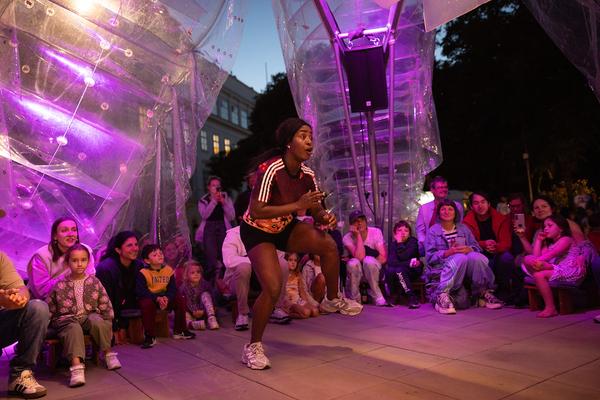 OCT.opus 25 - God´s Entertainment "Tentakulärer Walzer / Tanze mit dem Besenstiel" (Johann Strauss 2025 @ Karlsteich / Karlsplatz, 6.9.2025) Foto: eSeL.at - Lorenz Seidler