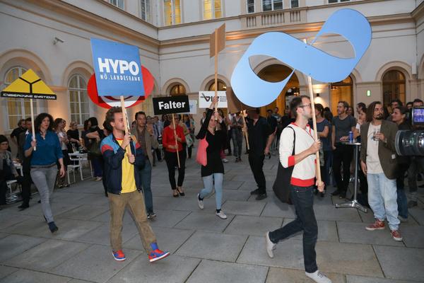 Kunstraum Niederösterreich: Peter Fritzenwallner - H13 Preisverleihung und Performance (5.9.2013) <a href="http://esel.cc/h13_fritzenwallner" rel="noreferrer nofollow">esel.cc/h13_fritzenwallner</a> | Foto: <a href="http://eSeL.at" rel="noreferrer nofollow">eSeL.at</a> Foto: (c) eSeL.at