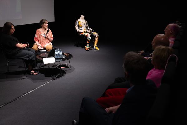 &quot;the set, the double, the stand-in, the prop&quot; - Jann Haworth im Gespräch mit Jo Applin (Österr. Ludwig-Stiftung @ mumok, 4.9.2025) Foto: eSeL.at - Lorenz Seidler