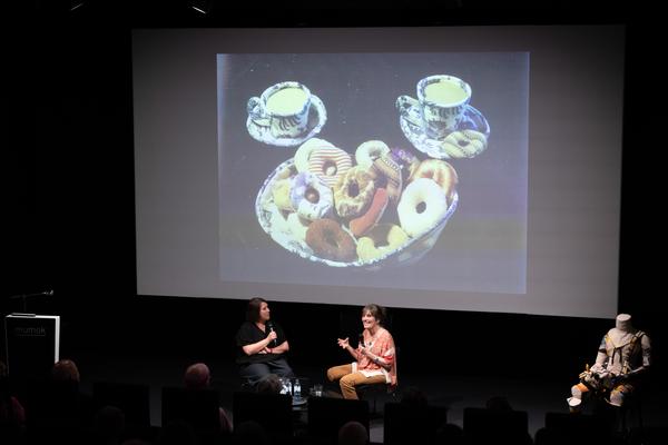 &quot;the set, the double, the stand-in, the prop&quot; - Jann Haworth im Gespräch mit Jo Applin (Österr. Ludwig-Stiftung @ mumok, 4.9.2025) Foto: eSeL.at - Lorenz Seidler