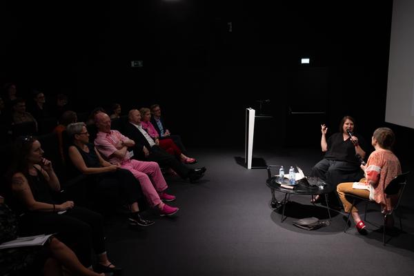 &quot;the set, the double, the stand-in, the prop&quot; - Jann Haworth im Gespräch mit Jo Applin (Österr. Ludwig-Stiftung @ mumok, 4.9.2025) Foto: eSeL.at - Lorenz Seidler