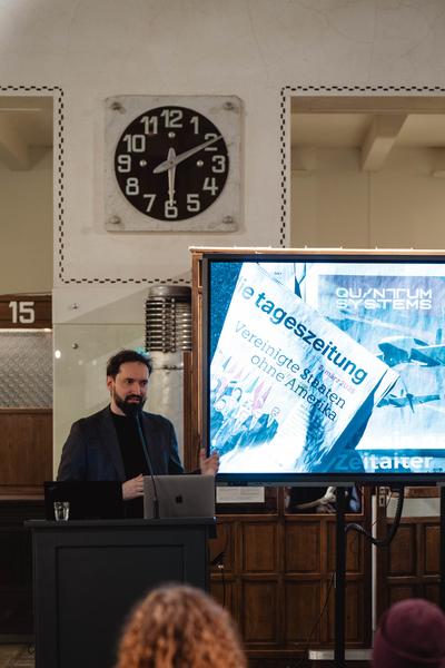 Talking through Weibel – Führung, Keynote &amp; Discussion (Angewandte Interdisciplinary Lab, 14.11.2025) Foto: eSeL.at - Robert Puteanu