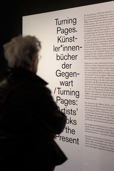 TURNING PAGES. Künstler*innenbücher der Gegenwart - Pressekonferenz (MAK, 30.09.2025) Foto: eSeL.at  - Joanna Pianka