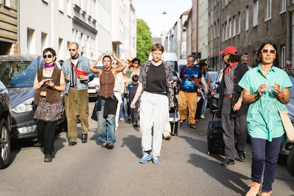 Undercurrents — Woran Wasser erinnern
Listening-Prozession und kollektives Klangritual Klimabiennale 2026 (Brunnenpassage, 08.05.2026) Foto: eSeL.at - Robert Puteanu