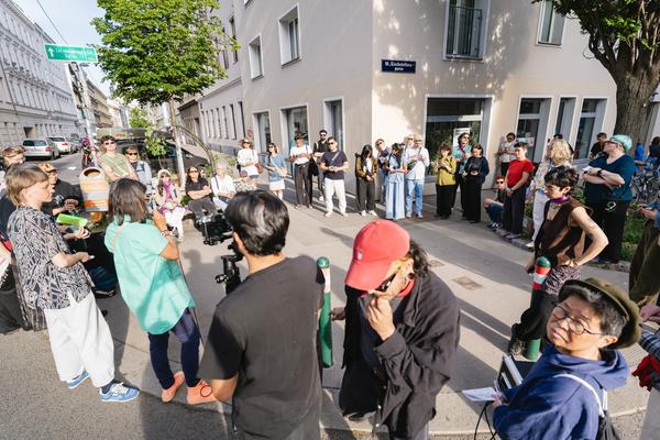 Undercurrents — Woran Wasser erinnern
Listening-Prozession und kollektives Klangritual Klimabiennale 2026 (Brunnenpassage, 08.05.2026) Foto: eSeL.at - Robert Puteanu