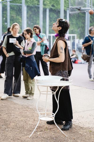 Undercurrents — Woran Wasser erinnern
Listening-Prozession und kollektives Klangritual Klimabiennale 2026 (Brunnenpassage, 08.05.2026) Foto: eSeL.at - Robert Puteanu