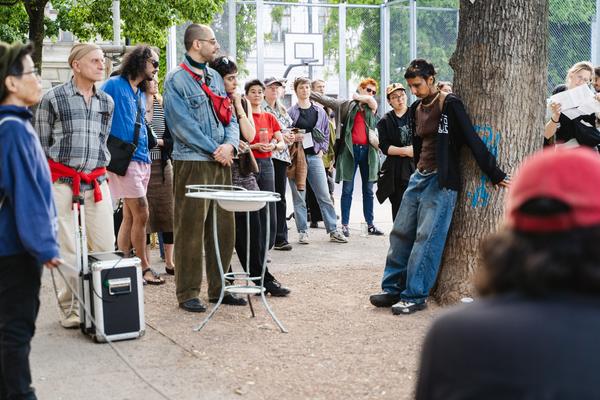 Undercurrents — Woran Wasser erinnern
Listening-Prozession und kollektives Klangritual Klimabiennale 2026 (Brunnenpassage, 08.05.2026) Foto: eSeL.at - Robert Puteanu