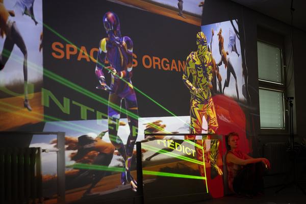 Eva Davidova &quot;Audience as Virus&quot; @ VIENNA ART WEEK Presseführung (&quot;House of Learning Systems&quot; / Funkhaus, 6.11.2025) Foto: eSeL.at - Lorenz Seidler