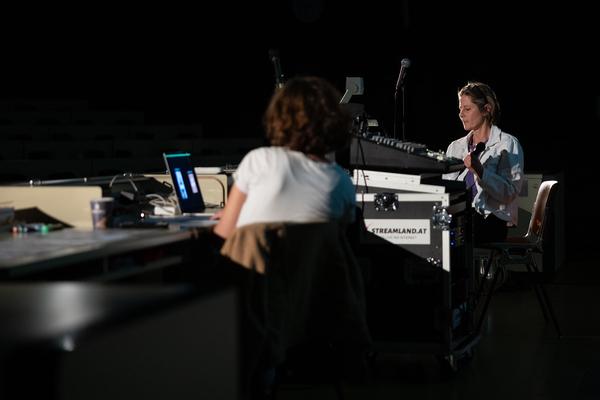 VIENNA ART WEEK 2025: Lisa Großkopf &amp; Nina Bauer &quot;How to Make It As An Artist In 50 Minutes (akademische Viertelstunde inklusive)&quot; (Audi Max @ WEST, 8.11. &amp; 9.11.2025) Foto: eSeL.at - Lorenz Seidler