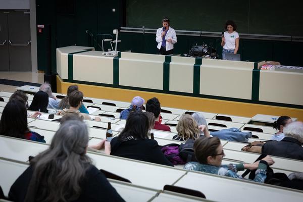 VIENNA ART WEEK 2025: Lisa Großkopf &amp; Nina Bauer &quot;How to Make It As An Artist In 50 Minutes (akademische Viertelstunde inklusive)&quot; (Audi Max @ WEST, 8.11. &amp; 9.11.2025) Foto: eSeL.at - Lorenz Seidler