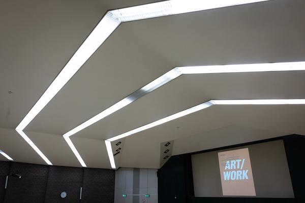 VIENNA ART WEEK 2025: Lisa Großkopf &amp; Nina Bauer &quot;How to Make It As An Artist In 50 Minutes (akademische Viertelstunde inklusive)&quot; (Audi Max @ WEST, 8.11. &amp; 9.11.2025) Foto: eSeL.at - Lorenz Seidler