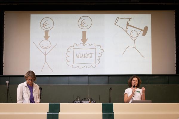 VIENNA ART WEEK 2025: Lisa Großkopf &amp; Nina Bauer &quot;How to Make It As An Artist In 50 Minutes (akademische Viertelstunde inklusive)&quot; (Audi Max @ WEST, 8.11. &amp; 9.11.2025) Foto: eSeL.at - Lorenz Seidler