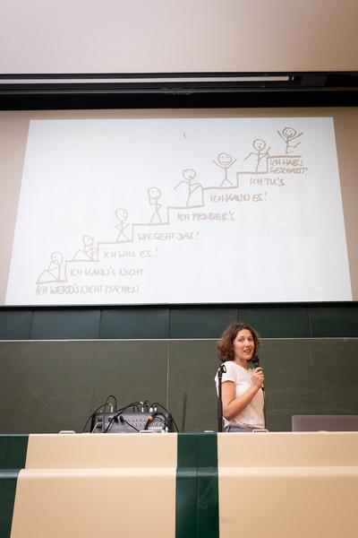 VIENNA ART WEEK 2025: Lisa Großkopf &amp; Nina Bauer &quot;How to Make It As An Artist In 50 Minutes (akademische Viertelstunde inklusive)&quot; (Audi Max @ WEST, 8.11. &amp; 9.11.2025) Foto: eSeL.at - Lorenz Seidler