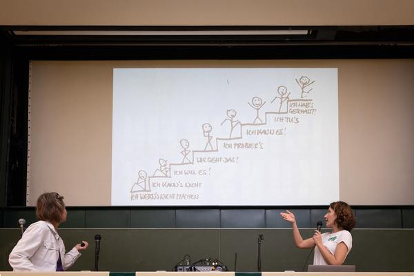 VIENNA ART WEEK 2025: Lisa Großkopf &amp; Nina Bauer &quot;How to Make It As An Artist In 50 Minutes (akademische Viertelstunde inklusive)&quot; (Audi Max @ WEST, 8.11. &amp; 9.11.2025) Foto: eSeL.at - Lorenz Seidler