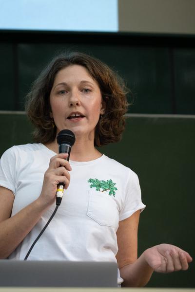 VIENNA ART WEEK 2025: Lisa Großkopf &amp; Nina Bauer &quot;How to Make It As An Artist In 50 Minutes (akademische Viertelstunde inklusive)&quot; (Audi Max @ WEST, 8.11. &amp; 9.11.2025) Foto: eSeL.at - Lorenz Seidler