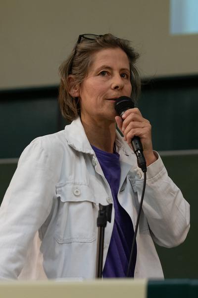 VIENNA ART WEEK 2025: Lisa Großkopf &amp; Nina Bauer &quot;How to Make It As An Artist In 50 Minutes (akademische Viertelstunde inklusive)&quot; (Audi Max @ WEST, 8.11. &amp; 9.11.2025) Foto: eSeL.at - Lorenz Seidler