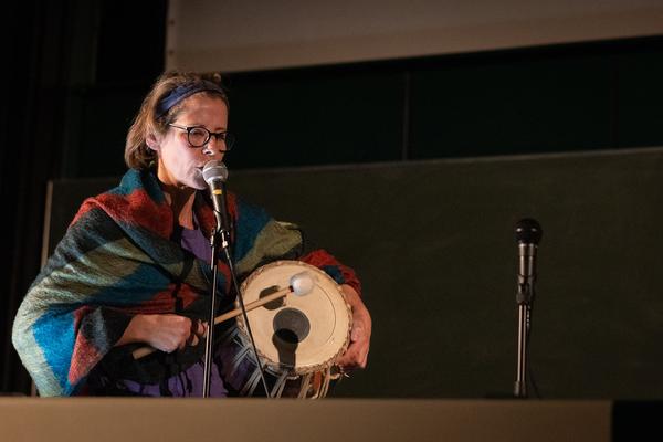 VIENNA ART WEEK 2025: Lisa Großkopf &amp; Nina Bauer &quot;How to Make It As An Artist In 50 Minutes (akademische Viertelstunde inklusive)&quot; (Audi Max @ WEST, 8.11. &amp; 9.11.2025) Foto: eSeL.at - Lorenz Seidler