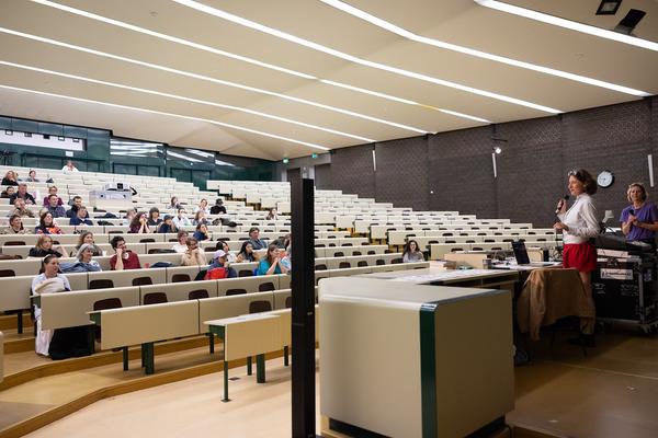 VIENNA ART WEEK 2025: Lisa Großkopf &amp; Nina Bauer &quot;How to Make It As An Artist In 50 Minutes (akademische Viertelstunde inklusive)&quot; (Audi Max @ WEST, 8.11. &amp; 9.11.2025) Foto: eSeL.at - Lorenz Seidler