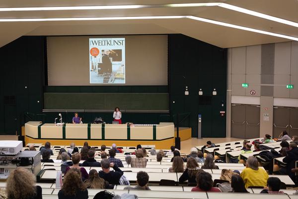 VIENNA ART WEEK 2025: Lisa Großkopf &amp; Nina Bauer &quot;How to Make It As An Artist In 50 Minutes (akademische Viertelstunde inklusive)&quot; (Audi Max @ WEST, 8.11. &amp; 9.11.2025) Foto: eSeL.at - Lorenz Seidler